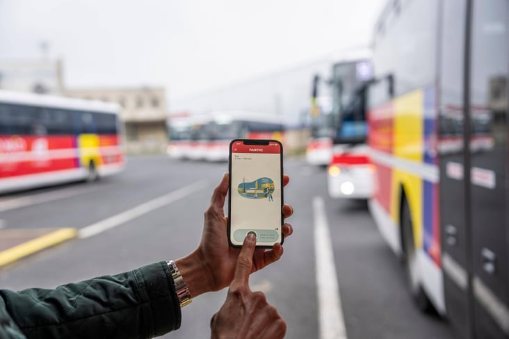 Mobil bleiben, digital ankommen – wie FAIRTIQ älteren Menschen das Reisen erleichtert